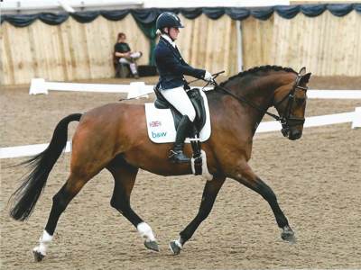 Suzanna Hext riding a horse at a show event Suzanna Hext riding a horse at a show event